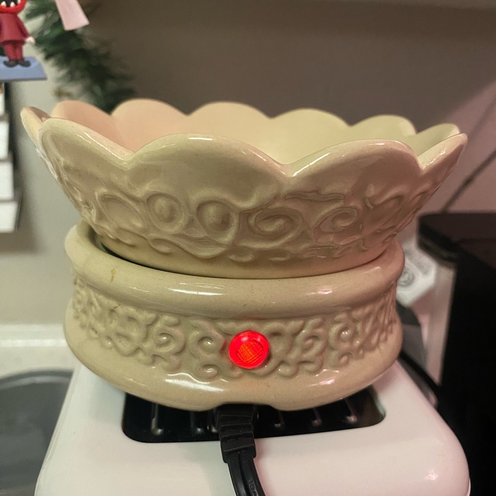 Ceramic Scalloped Electric Wax Warmer in Cream - Unbranded